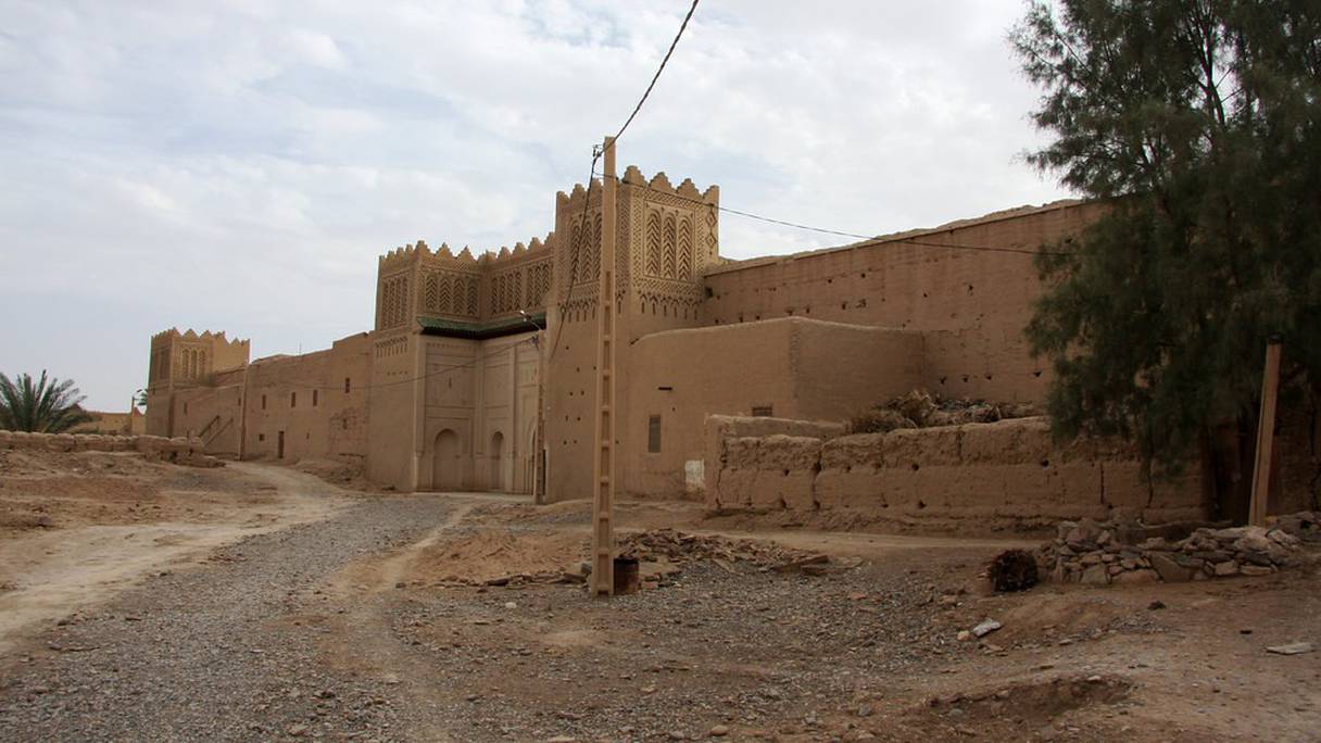 Ksar Ouled Abdelhalim (palmeraie du Tafilalet). Restauré en 2013, et fondé par un prince mérinide au XIVe siècle, c'est l'un des plus grands ksours de Rissani. Entièrement reconstruit au XIXe siècle, il devint la résidence du khalife Moulay Rachid, frère de Hassan 1er. 
