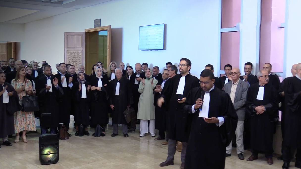 Les avocats au barreau d'Oujda ont organisé un sit-in au hall du Palais de la justice pour protester contre les nouvelles mesures fiscales introduites par le PLF 2023, mardi 1er novembre 2022.
