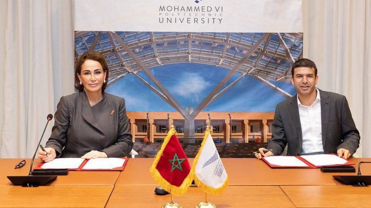 Rita Maria Zniber, PDG de Diana Holding, et Hicham El Habti, Président de l'Université Mohammed VI Polytechnique, lors de la signature d'un partenariat le 24 novembre, à Benguerir.
