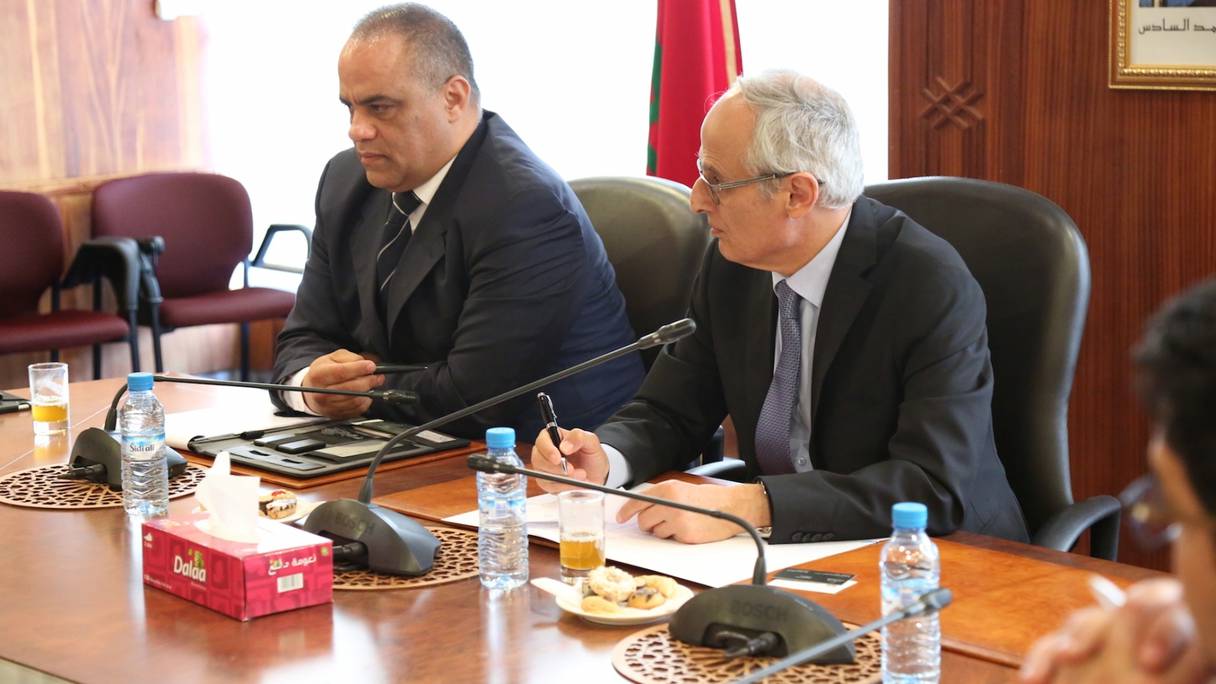 Le ministre de l'habitat, Abdelahad Fassi Fihri et le président de la FNPI, Taoufik Kamil.
