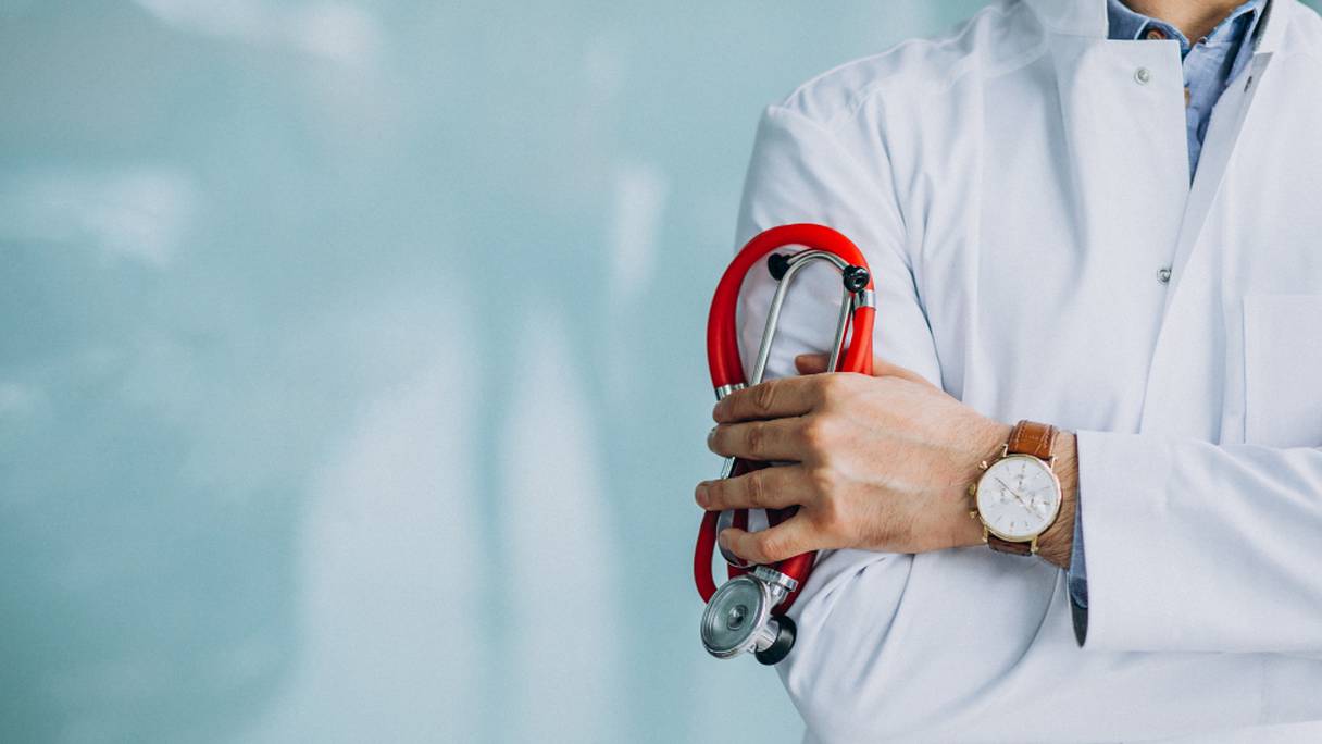 Le stéthoscope est un outil fondamental dans la pratique de la médecine, la blouse blanche est l'uniforme des médecins. 
