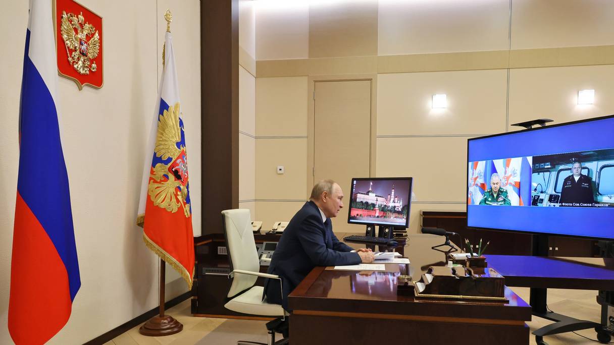 Le président russe Vladimir Poutine tenant une vidéoconférence à Moscou, avant une cérémonie de lancement de frégate, le 4 janvier 2023. Photo Mikhail KLIMENTYEV / Sputnik / AFP

