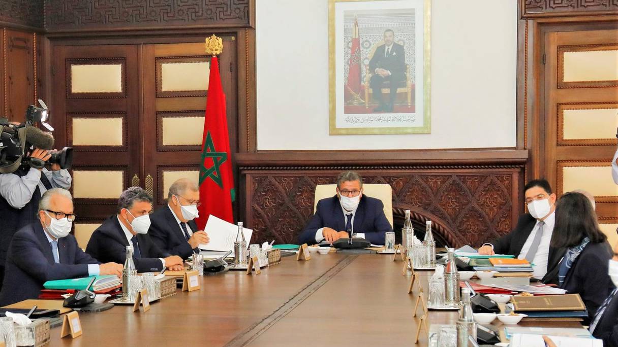 Le Chef du gouvernement, Aziz Akhannouch, s'exprime lors de la réunion du Conseil de gouvernement, le 16 octobre 2021, à Rabat
