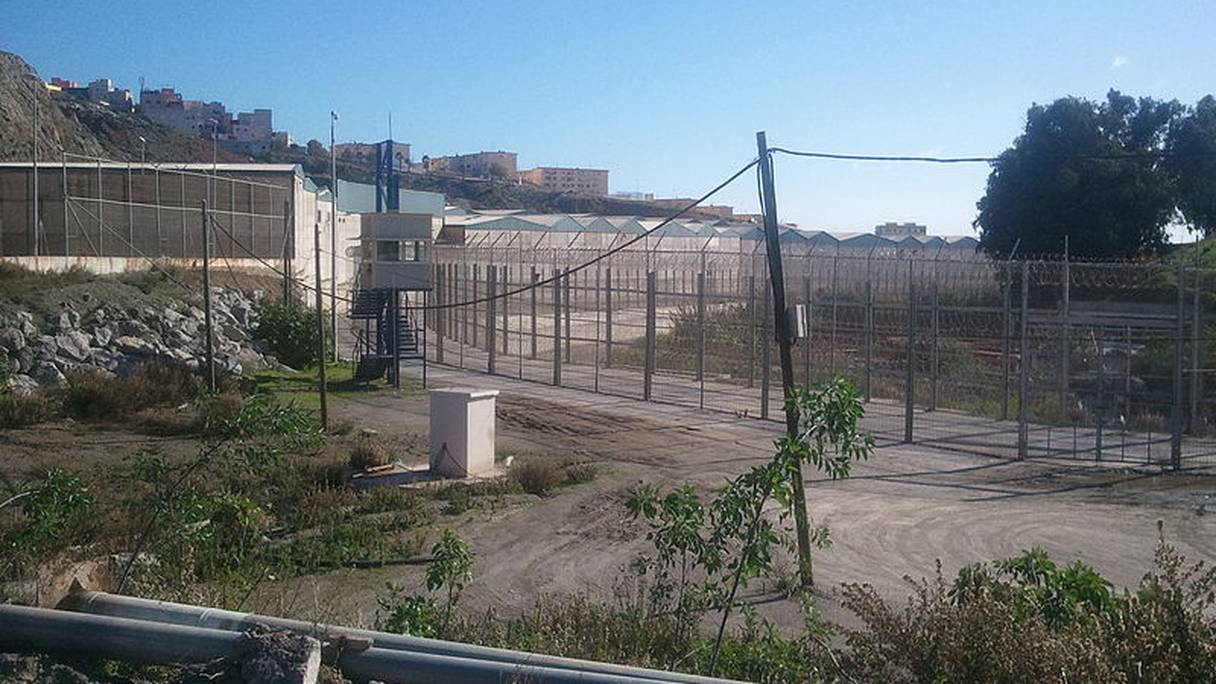 Le périmètre de la clôture servant de frontière entre le Maroc et le préside occupé de Sebta (photo d'archives, 5 décembre 2011).
