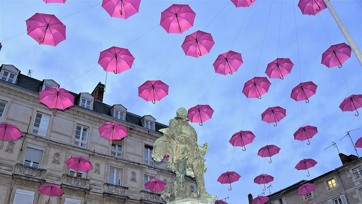 La Place de l’Hôtel de Ville de La Rochelle (Charente-Maritime), en octobre 2020, «recouverte» d’un toit de parapluies roses pour «Octobre Rose», la campagne annuelle de communication sensibilisant au dépistage du cancer du sein. 
