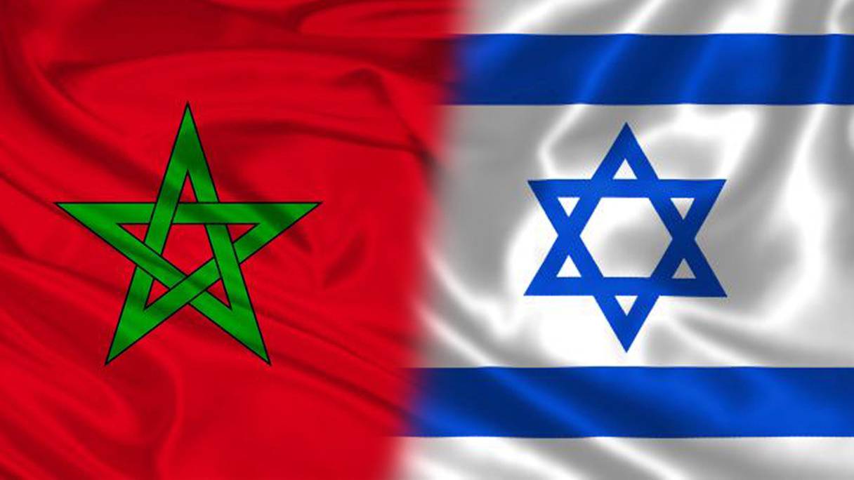 Les drapeaux du Maroc et d'Israël.
