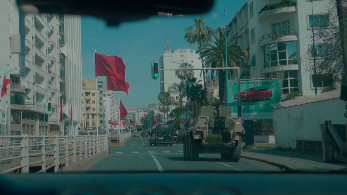 Des véhicules blindés des Forces armées royales, en patrouille à Casablanca, veillent au respect de la mesure du confinement par la population. 
