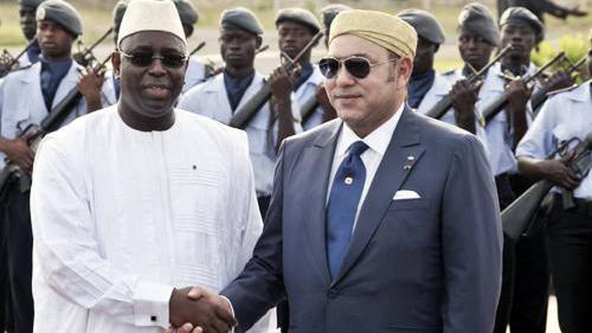 Poignée de mains chaleureuse entre le président sénégalais Macky Sall et le roi Mohammed VI, lors d'une visiste historique effectuée par le souverain en 2013 au Sénégal. 
