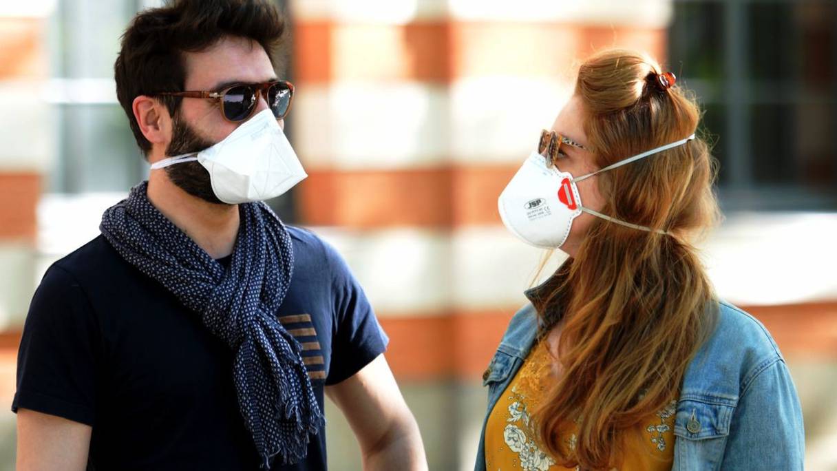 Beaucoup de jeunes Parisiens considèrent le masque comme un obstacle aux jeux de séduction.
