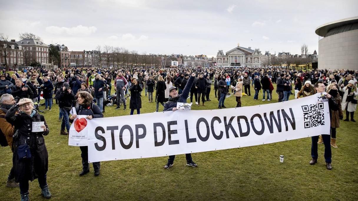 Manifestation au Museumplein d'Amsterdam, contre le couvre-feu pour freiner la propagation de la pandémie de Covid-19 et la politique du gouvernement sortant, le 24 janvier 2021.
