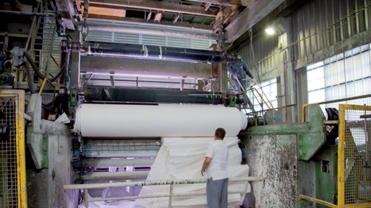 La fabrication du papier, à Tanger. 
