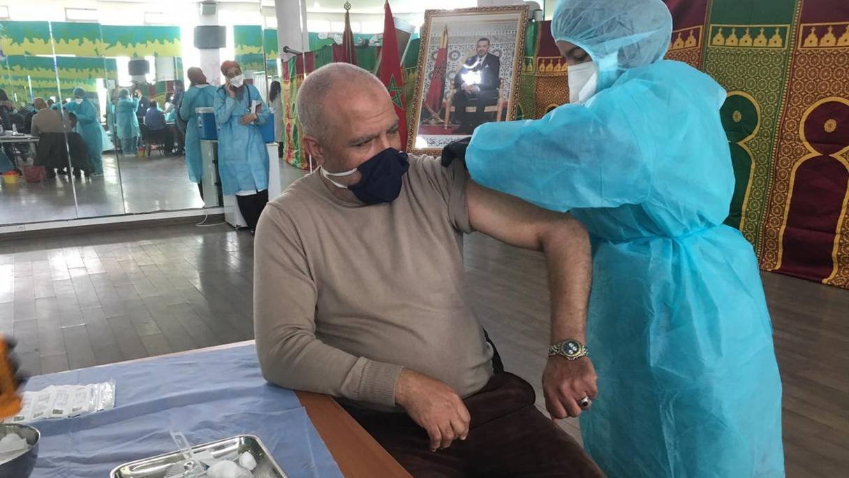 Une infirmière vaccine un agent de la DGSN contre le Covid-19 à la prefecture de Casablanca, le vendredi 29 janvier.
