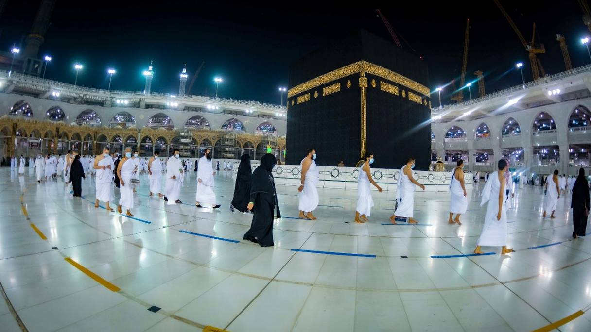 Un nombre limité de pèlerins Saoudiens et de résidents étrangers font le tour de la Kaaba dans le complexe de la Grande Mosquée de la ville sainte de La Mecque, lors de la Omra, le 4 octobre 2020.

