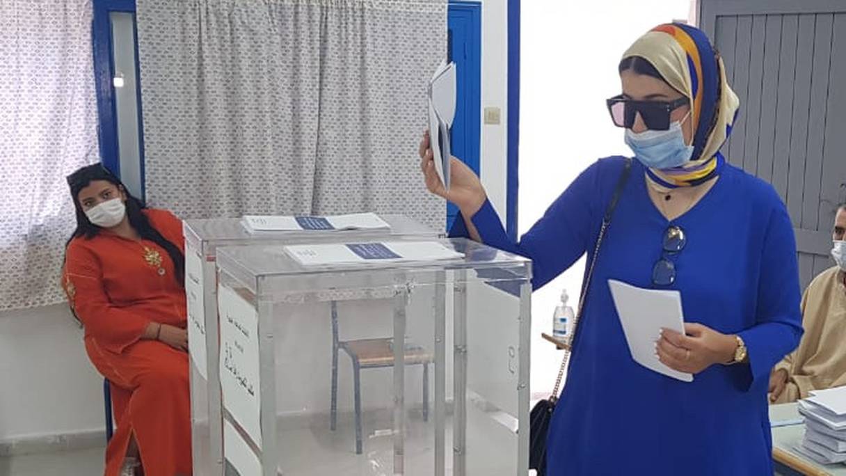 Trois scrutins sont organisés ce 8 septembre au Maroc. Ici, une femme vote dans un des bureaux de Tanger. 
