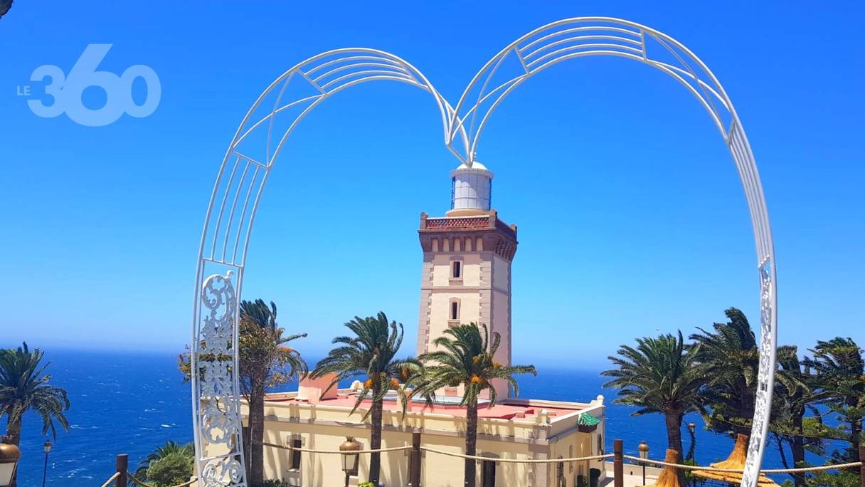 Tanger. Face à l'océan, à l’entrée du détroit de Gibraltar, le phare du cap Spartel, conçu par des ingénieurs des Ponts et Chaussées de Paris, fut allumé en 1864. Une oeuvre architecturale de Léonce Reynaud, pensée comme une fantaisie orientalisante.
