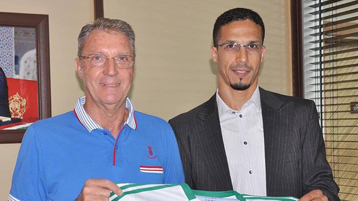 Talal El Karkouri en compagnie de l'entraîneur du Raja Ruud Krol.
