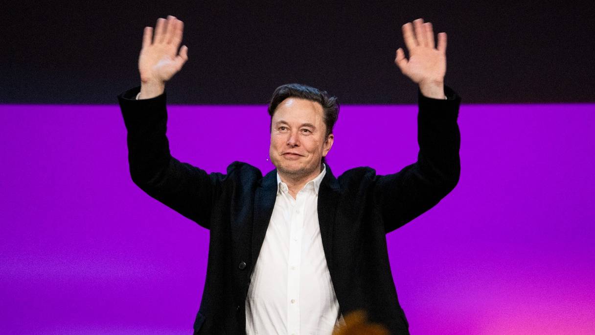 Elon Musk, patron de Tesla et nouvel acquéreur de Twitter salue le public sur la scène de la conférence TED2022: A New Era, à Vancouver, au Canada, le 14 avril 2022.
