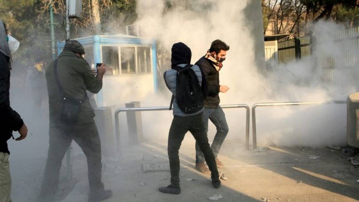 Des étudiants iraniens lors d'une manifestation pour dénoncer les difficultés économiques du pays à Téhéran le 30 décembre 2017.
