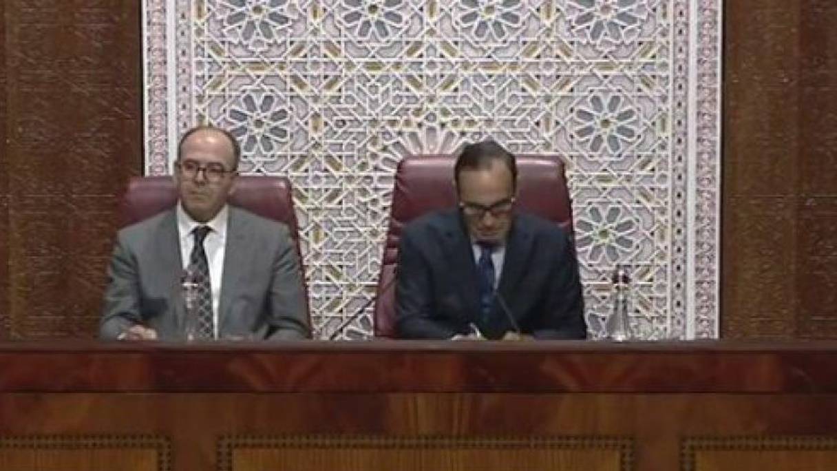 Au perchoir dans l'hémicycle, Hakim Benchamach (à gauche), président de la Chambre des conseillers, et Habib El Malki, président de la Chambre des représentants. 
