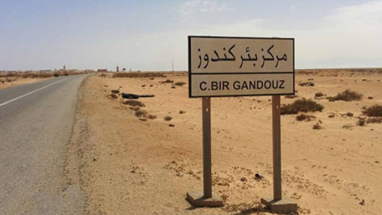 L'entrée du centre de Bir Gandouz, à 80 km du passage d'El Guerguerat.
