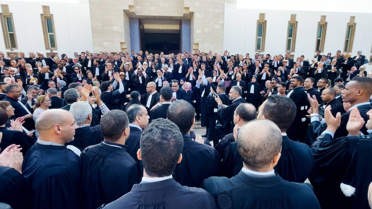 Les membres du Conseil de l’Ordre des avocats au barreau de Casablanca protestent contre les nouvelles mesures fiscales du Projet de loi de finances de l'exercie 2023, et tiennent un sit-in devant le Tribunal de la famille, quartier d'El Oulfa. 

