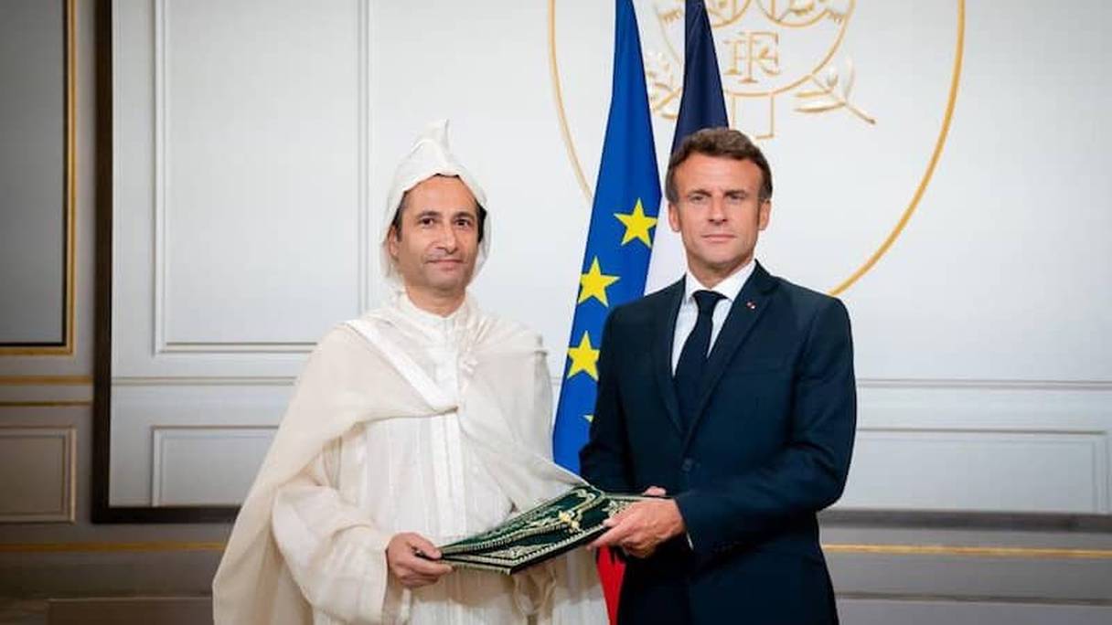 Mohamed Benchaaboun présentant, vendredi 22 juillet 2022 au Palais de l’Élysée, ses lettres de créance à Emmanuel Macron.
