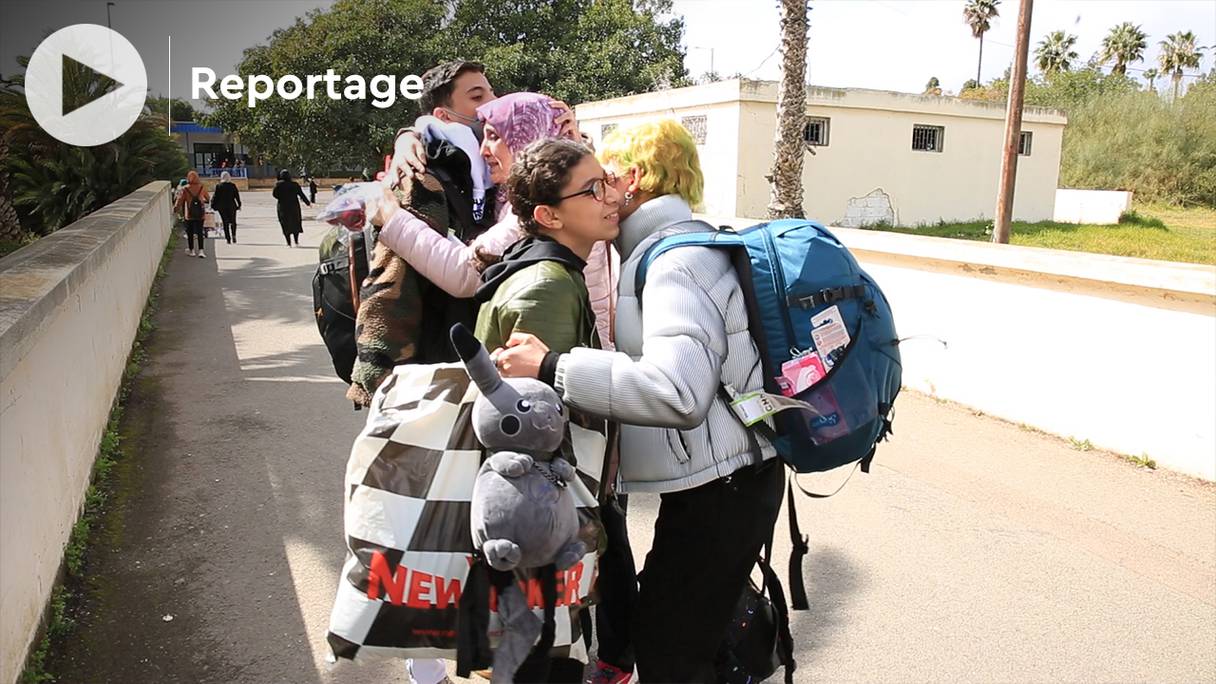 A l’aéroport de Casablanca, 160 Marocains établis en Ukraine fuyant la guerre ont retrouvé leurs proches.
