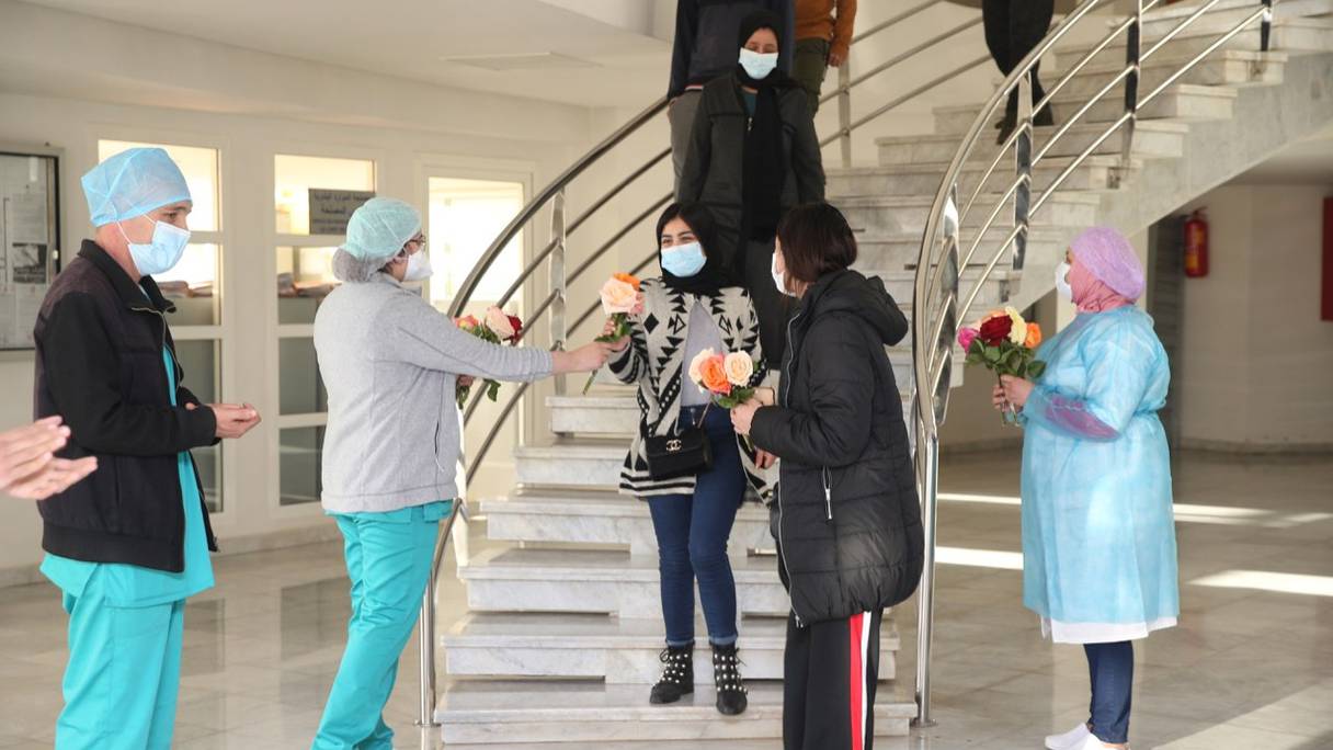Des personnes guéries du Covid-19 quittant l'hôpital sous les applaudissements au Maroc.
