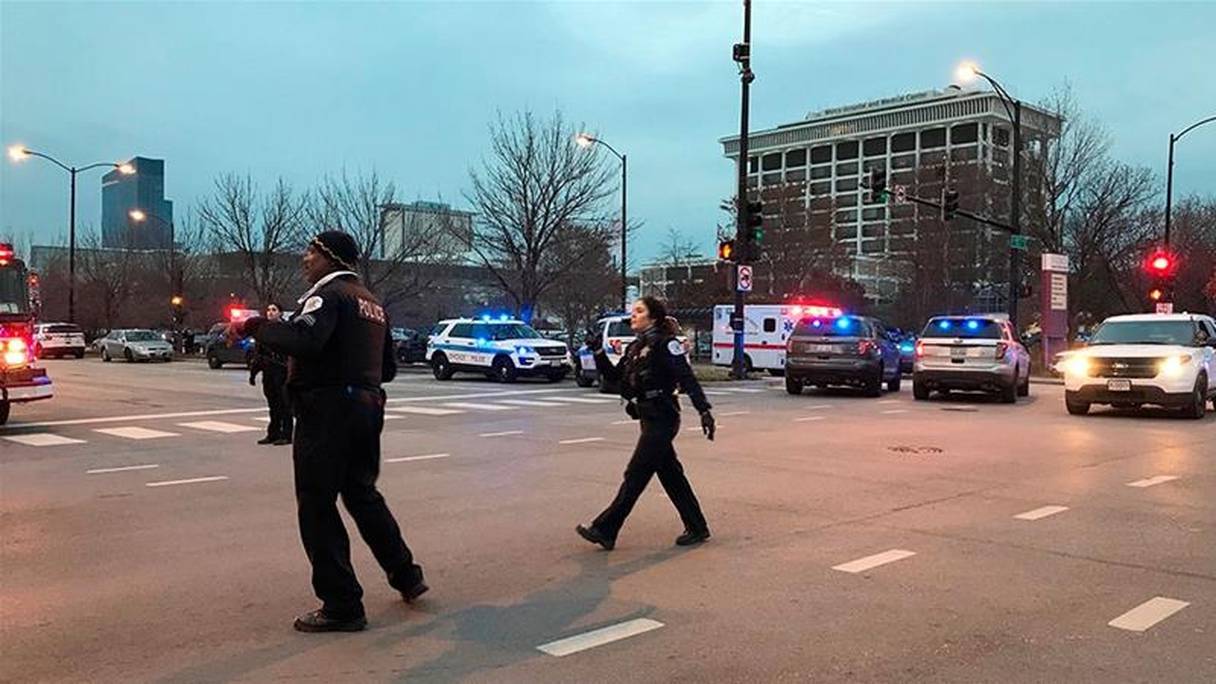 Les forces de l'ordre déployées après la fusillade survenue lundi 19 novembre 2018 près d'un hôpital de Chicago aux Etats-Unis.
