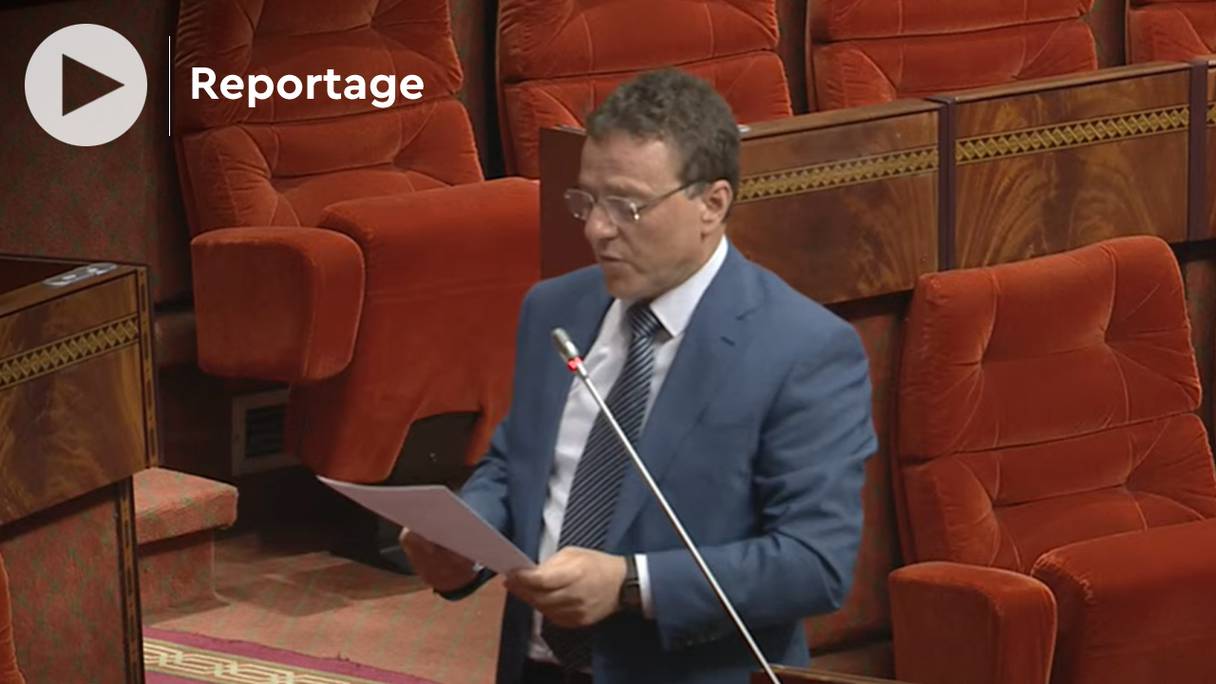 Mohamed Abdeljalil, ministre du Transport, répond à une question sur la suppression du test PCR pour les voyageurs étrangers vaccinés arrivant par voie aérienne, lors de la séance des questions orales relevant de la Chambre des représentants, le lundi 25 avril 2022.
