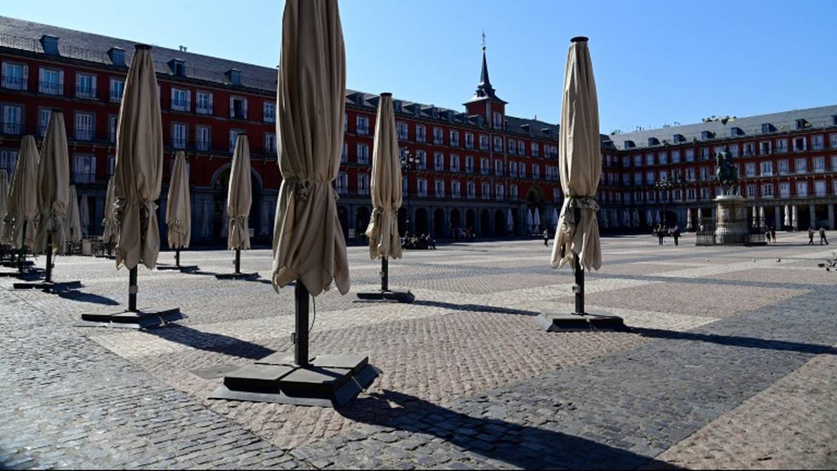 D'habitude bondée, la Plaza Mayor au centre de Madrid désertée à cause du coronavirus le 14 mars 2020.
