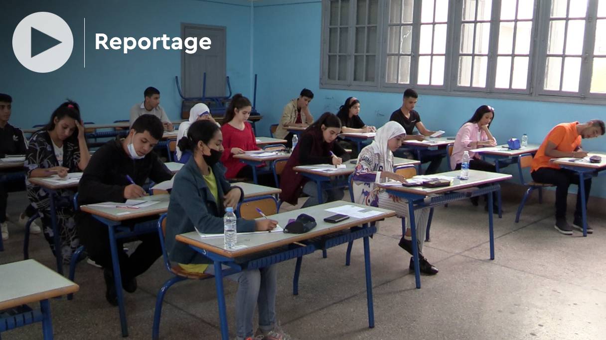Des lycéens dans une salle d'examen du lycée Chawki planchent sur une épreuve du baccalauréat, à Casablanca, le 20 juin 2022. 
