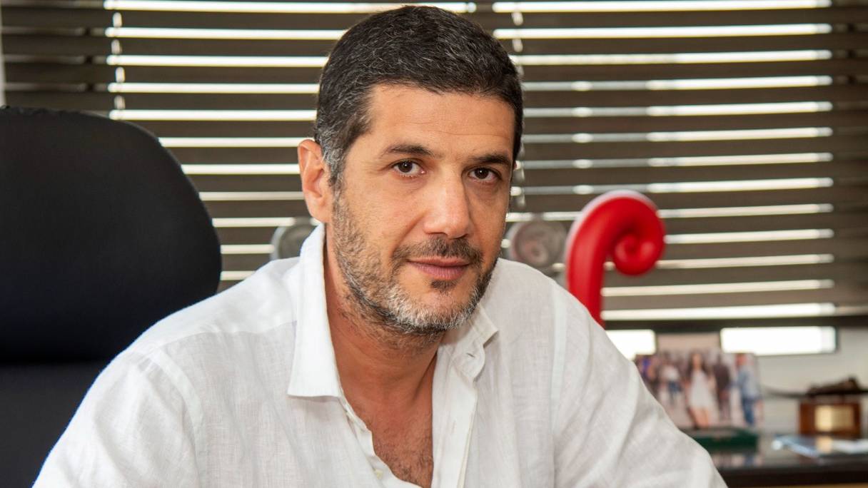 Nabil Ayouch, réalisateur, producteur et scénariste franco-marocain pose le 11 juin 2021 à Casablanca. Son dernier film, "Haut et Fort" (2021) est en compétition principale au festival de Cannes.
