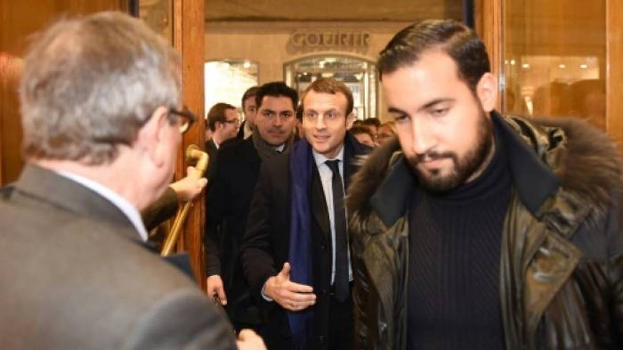 Emmanuel Macron (au centre) précédé de son garde du corps Alexandre Benalla (à droite), le 13 décembre 2016.
