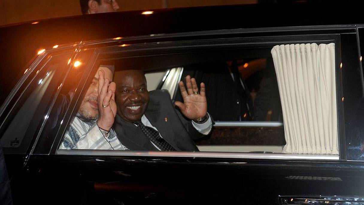 Le roi Mohammed VI le président gabonais, Ali Bongo, à son arrivée à Libreville, le 6 mars 2014.
