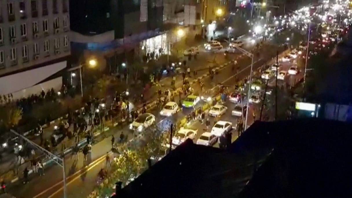 Capture d'écran d'une vidéo fournie par l'agence iranienne Mehr montrant ce qui semble être une manifestation à Téhéran, le 30 décembre 2017.
