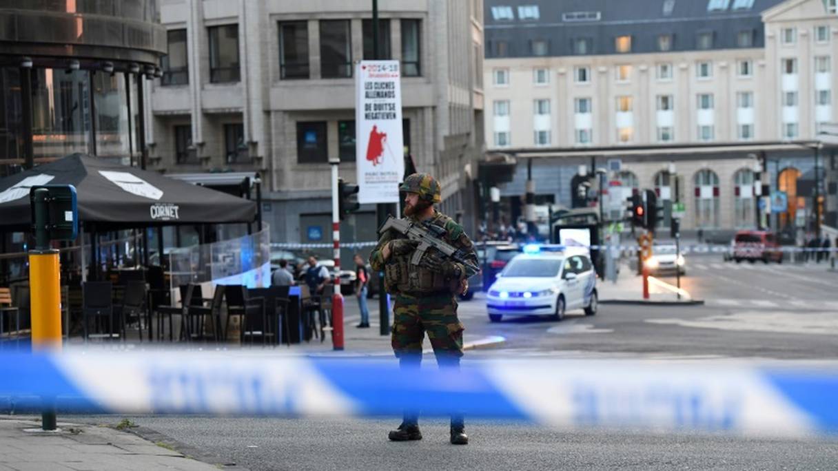 Un soldat belge en faction devant la gare centrale de Bruxelles après une explosion, le 20 juin 2017.
