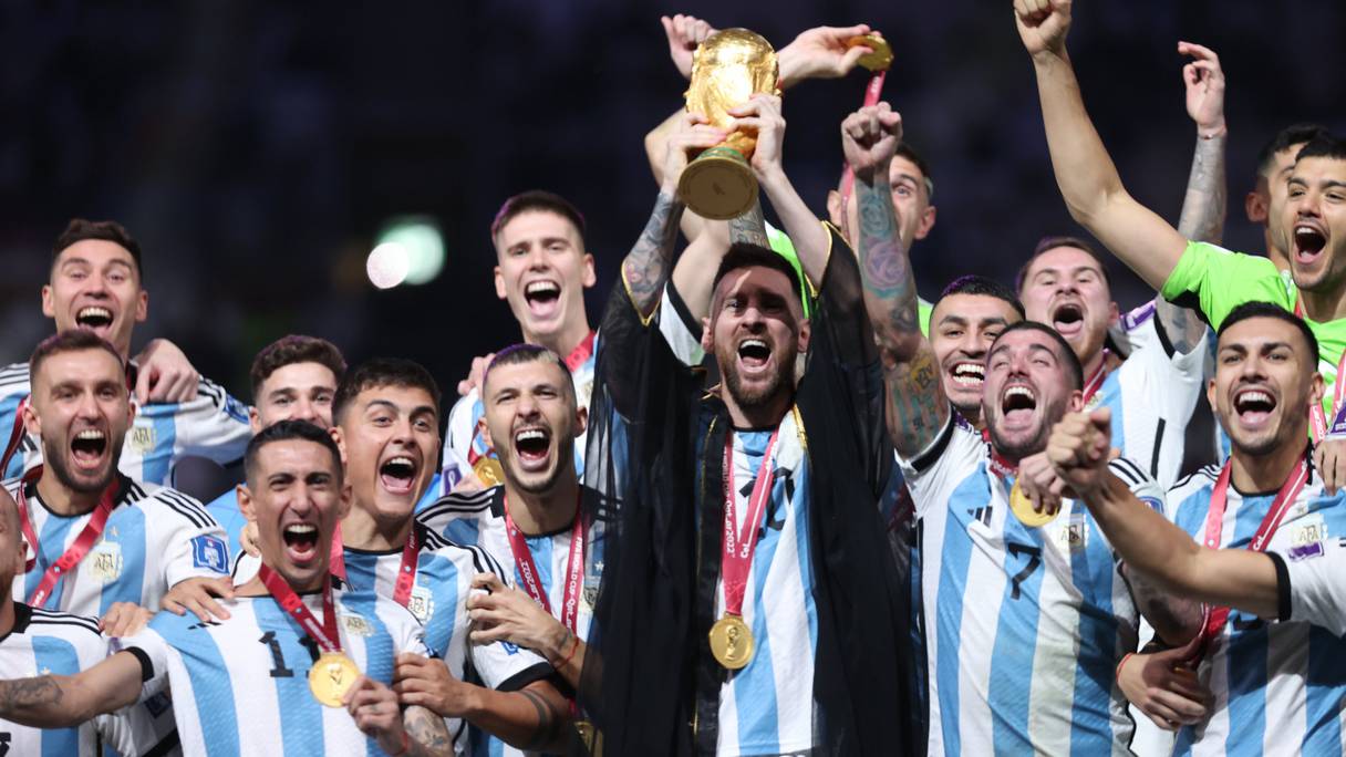 L'équipe d'Argentine fête sa victoire à la Coupe du monde 2022 au Qatar, avec Lionel Messi portant le Besht, cape portée par les notables du Moyen-Orient.
