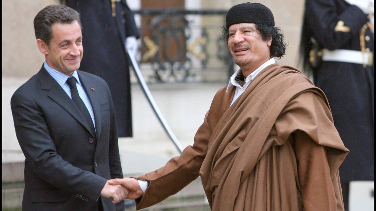 Kadhafi lorsqu'il a été reçu par Sarkozy à Paris.
