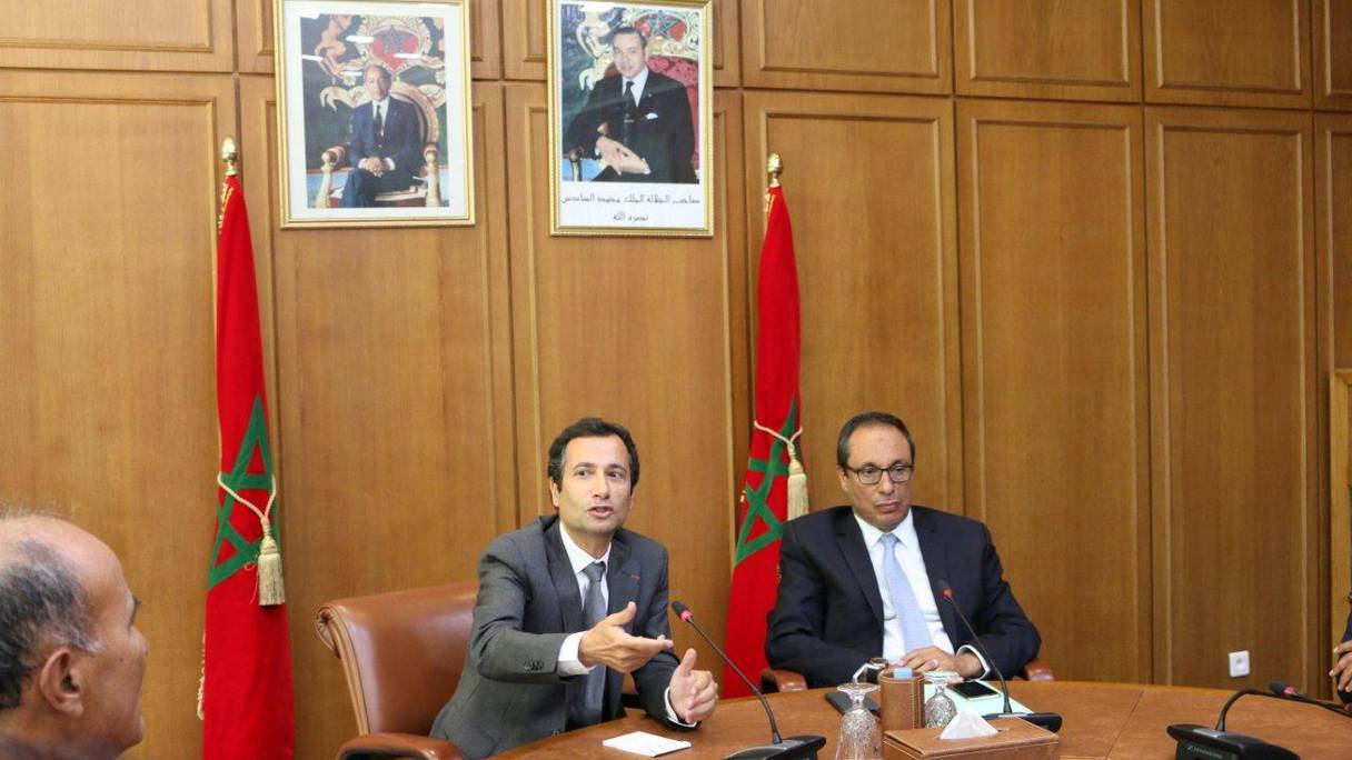 Mohamed Benchaâboune, nouveau ministre de l'Économie et des finances, et Abdelkader Amara, qui assurait l'intérim.
