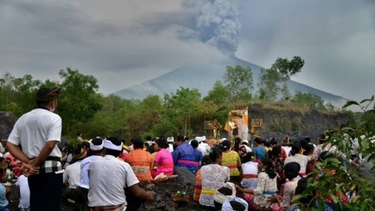 Le mont Agung émet une colonne de fumée grise s'élevant à plus de 3.000 mètres dans les airs.
