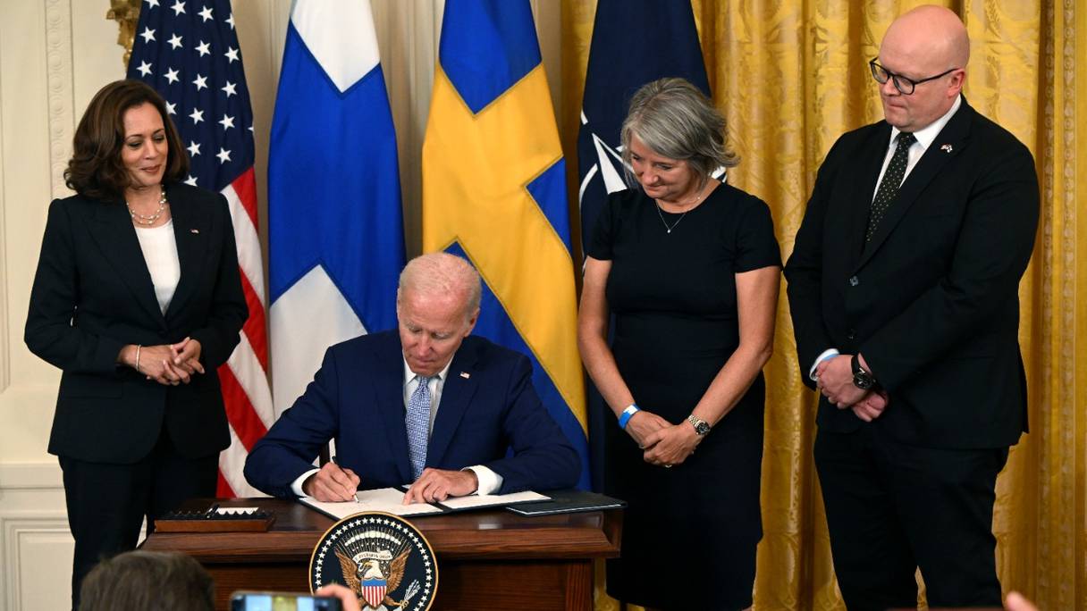 Joe Biden, Kamala Harris, l'ambassadrice du Royaume de Suède et l'ambassadeur de la République de Finlande, à la cérémonie de ratification à l'adhésion à l'OTAN de ces deux pays, à la Maison Blanche, à Washington, DC, le 9 août 2022.
