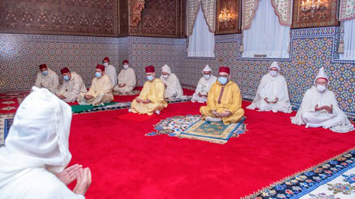 Le roi Mohammed VI accomplissant, dimanche 1er choual, correspondant au 24 mai 2020, la prière de l’Aïd Al-Fitr.
