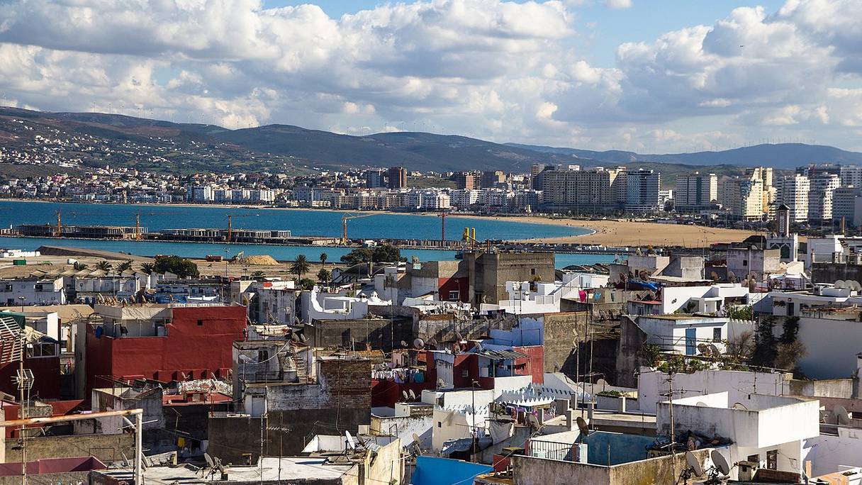 Tanger. Citée depuis la plus haute Antiquité, avec ses deux mille cinq cents ans d’existence, la ville compte aujourd'hui une population de 974.000 habitants. C’est l’une des plus anciennes villes d’Afrique du Nord et une terre d'accueil pour de nombreux artistes et intellectuels.
