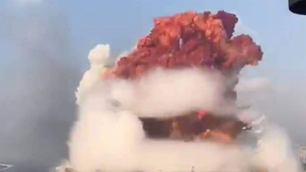 Capture d'écran d'une vidéo de la première explosion à Beyrouth, le 4 août 2020. 
