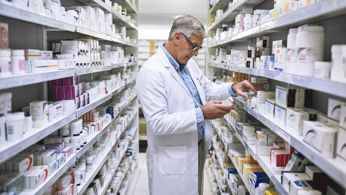 Rayons de médicaments dans une pharmacie (illustration). 
