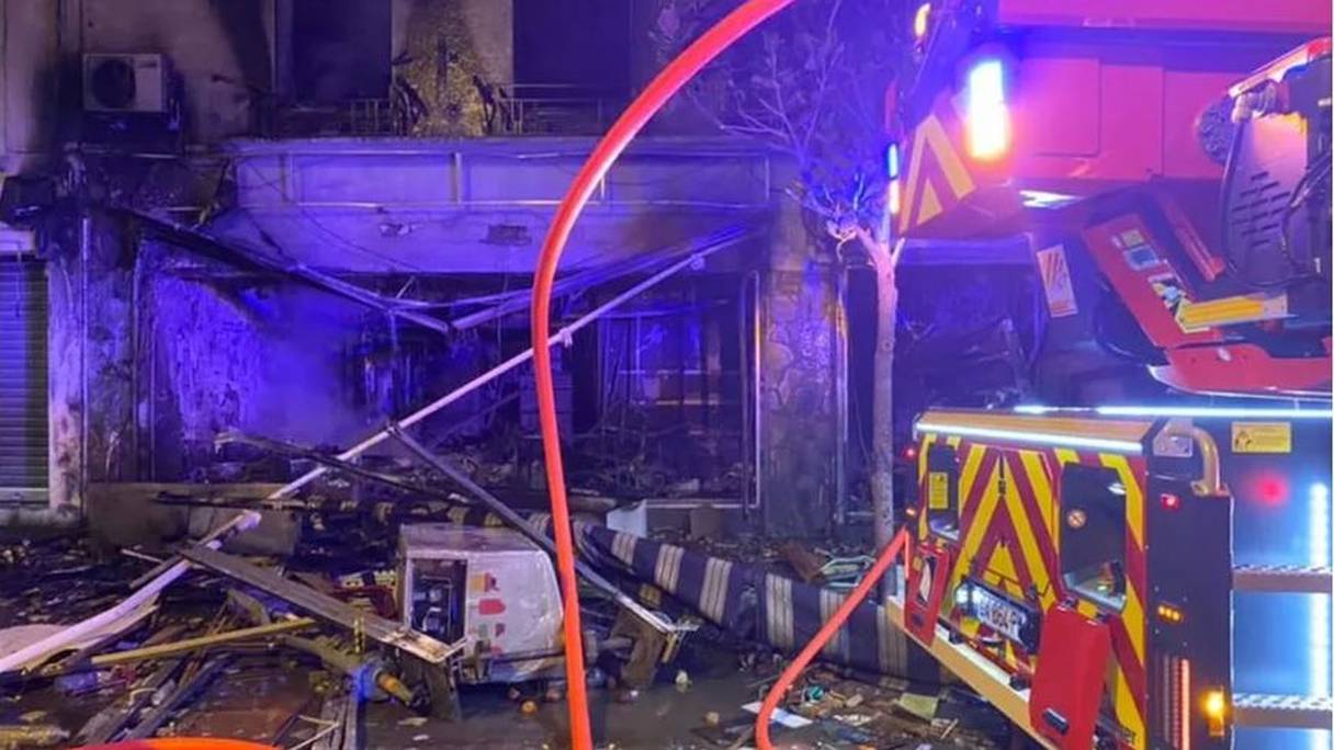 Les secours sur le site des incendies qui ont ravagés 3 immeubles après une explosion à Saint-Laurent-de-la-Salanque, dans les Pyrénées-Orientales en France.
