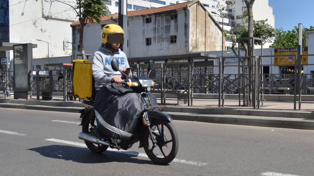 A Casablanca, un coursier en route pour une livraison au domicile d'un client. 
