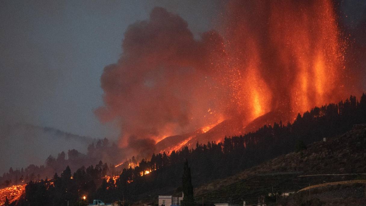 Le mont Cumbre Vieja entre en éruption à El Paso, crachant des colonnes de fumée, de cendres et de lave, vues ici de Los Llanos de Aridane, sur l'île canarienne de La Palma, le 19 septembre 2021.
