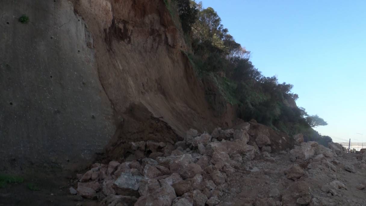 Un glissement de terrain sur la route reliant Kénitra au port de pêche de Mehdia a eu lieu le 29 décembre 2022. 
